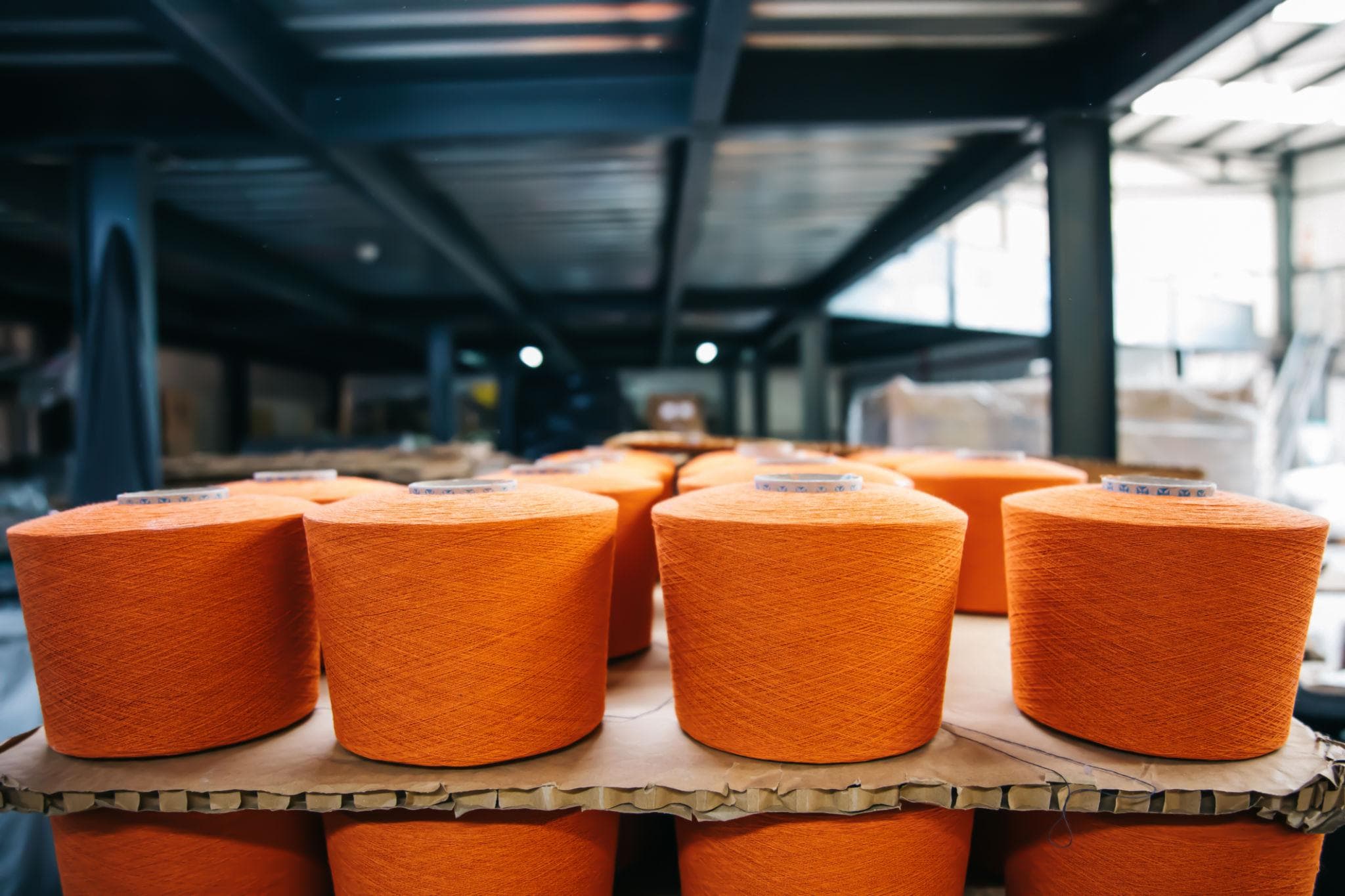 Bobinas de hilo textil en una fábrica